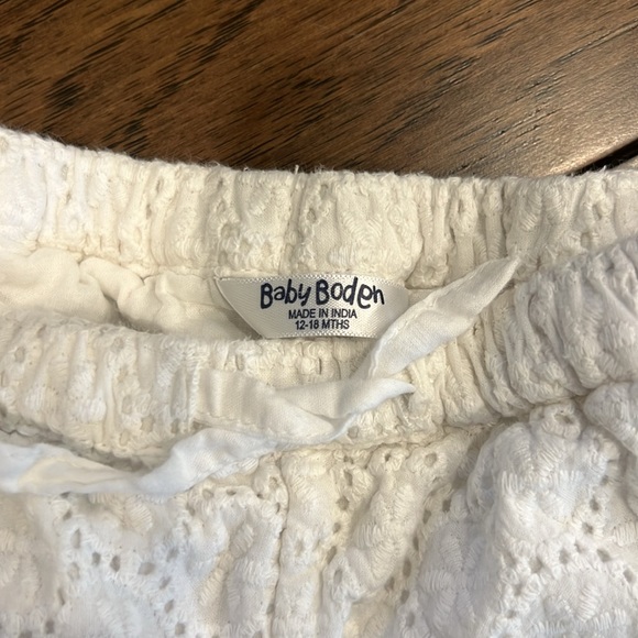 Baby Boden white eyelet shorts with light blue piping 12 to 18 months - Picture 3 of 4